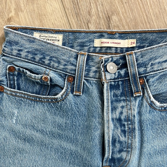 Levi’s Wedgie Straight Distressed Jeans in Light Wash Size 24 - Picture 10 of 13